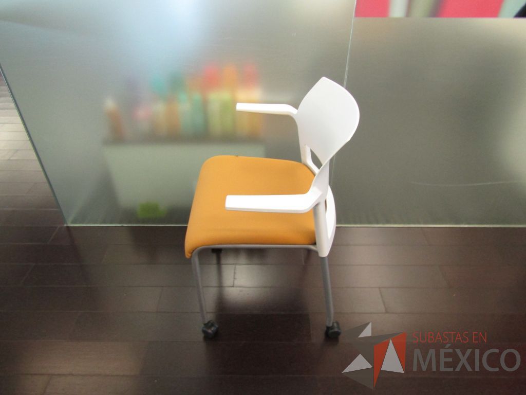 Lote 417 - 5 Sillas de visita con 4 patas metálicas, ruedas, descansabrazos, asiento en tela y respaldo liso color blanco - Imagen 10