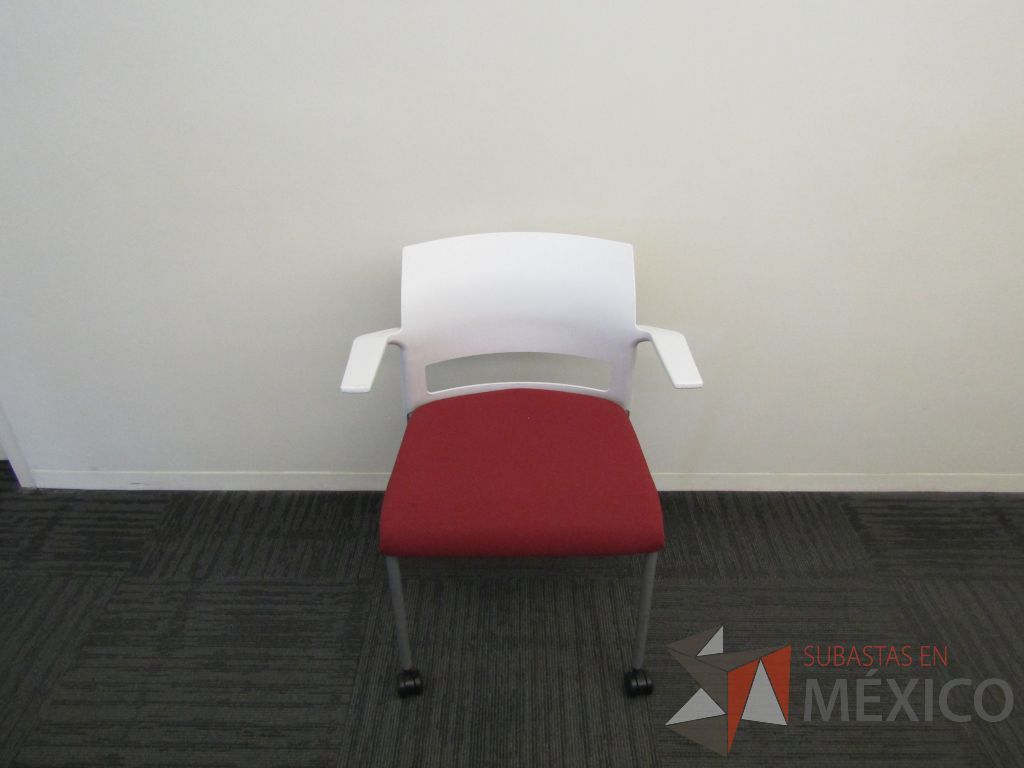 Lote 417 - 5 Sillas de visita con 4 patas metálicas, ruedas, descansabrazos, asiento en tela y respaldo liso color blanco