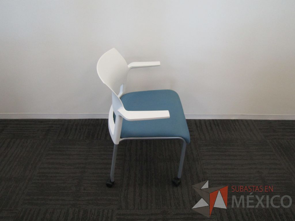 Lote 175 - 5 Sillas de visita con 4 patas metálicas, ruedas, descansabrazos, asiento en tela y respaldo liso color blanco. - Imagen 3