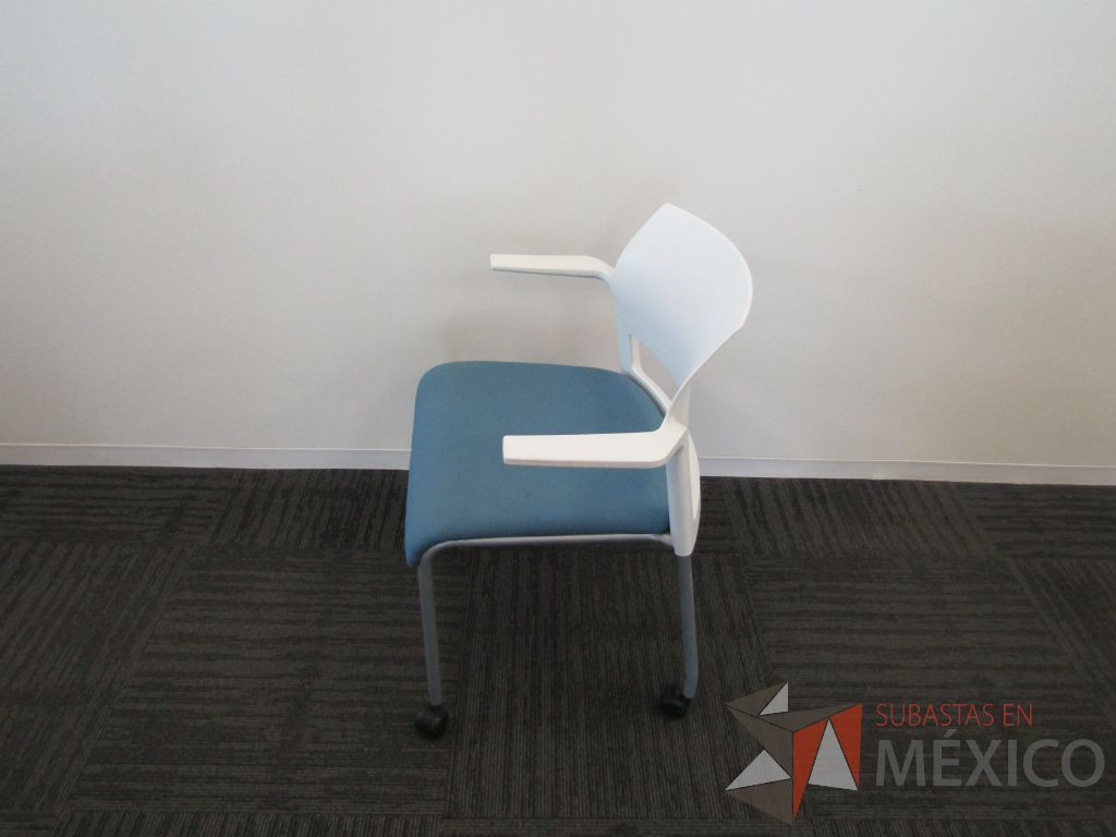 Lote 175 - 5 Sillas de visita con 4 patas metálicas, ruedas, descansabrazos, asiento en tela y respaldo liso color blanco. - Imagen 7