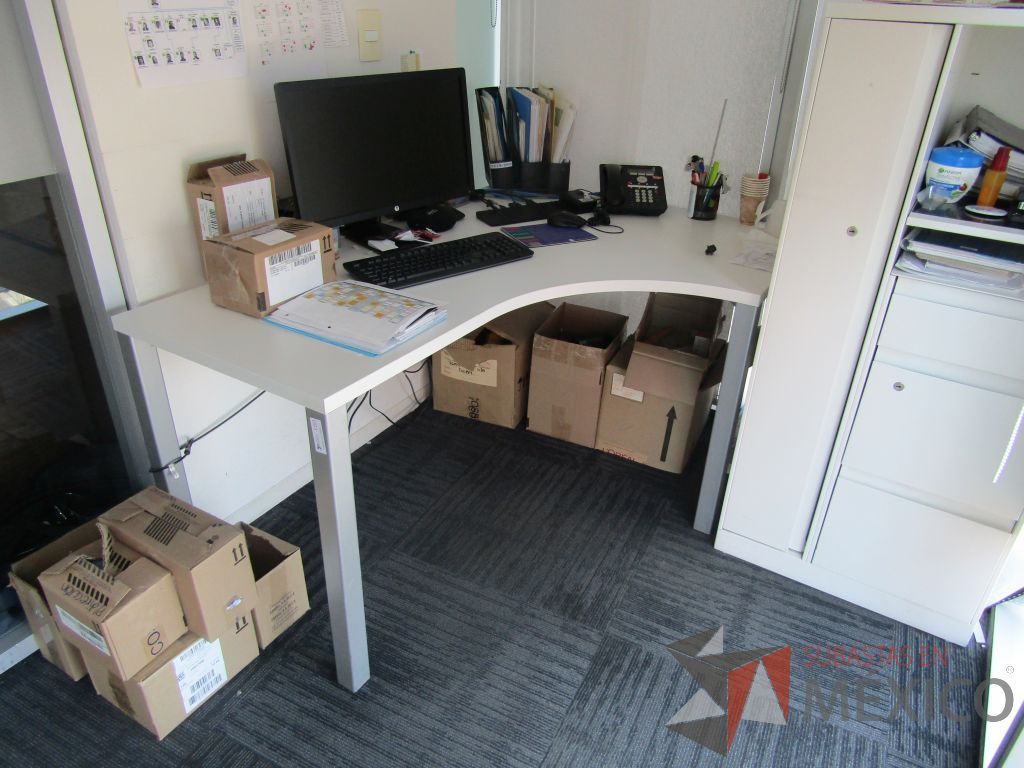 Lote 194 - Escritorio en escuadra y gabinete metálico con 3 cajones, 1 puerta y entrepaño color blanco. - Imagen 11