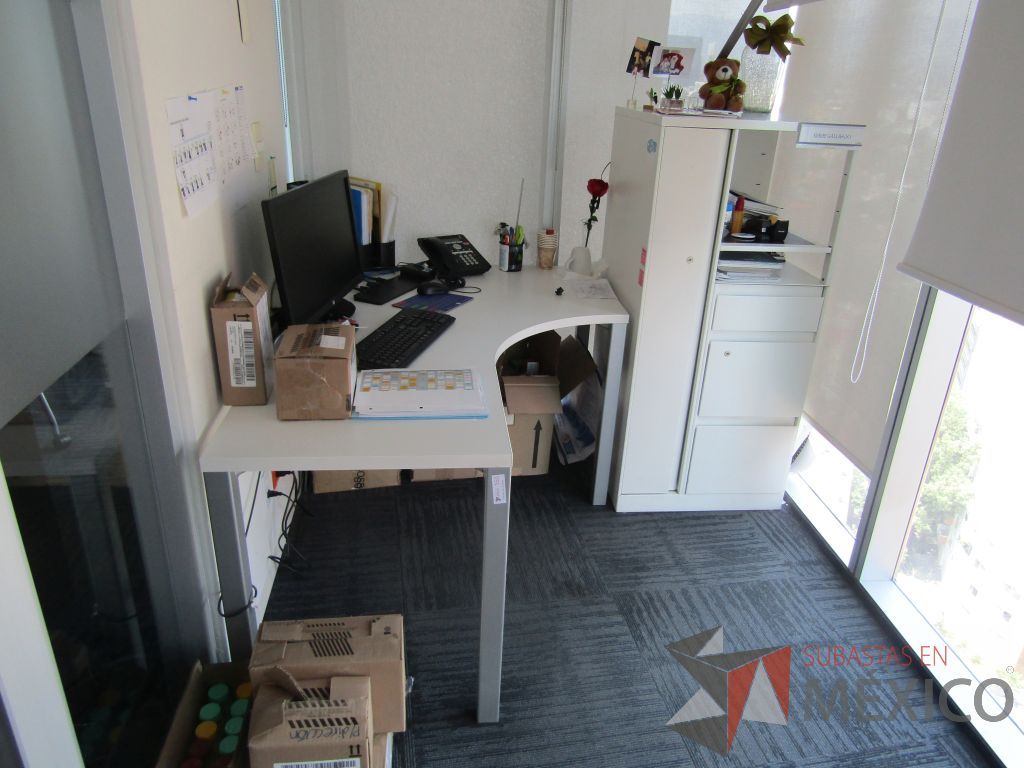 Lote 194 - Escritorio en escuadra y gabinete metálico con 3 cajones, 1 puerta y entrepaño color blanco.