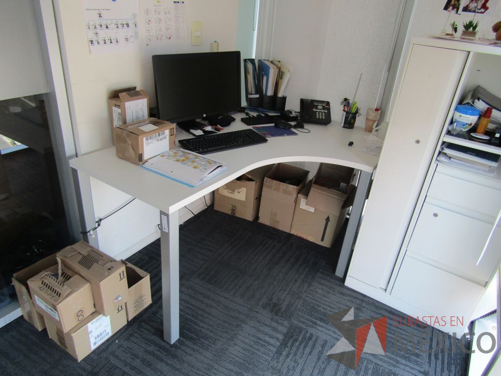 Lote 194 - Escritorio en escuadra y gabinete metálico con 3 cajones, 1 puerta y entrepaño color blanco. - Imagen 10