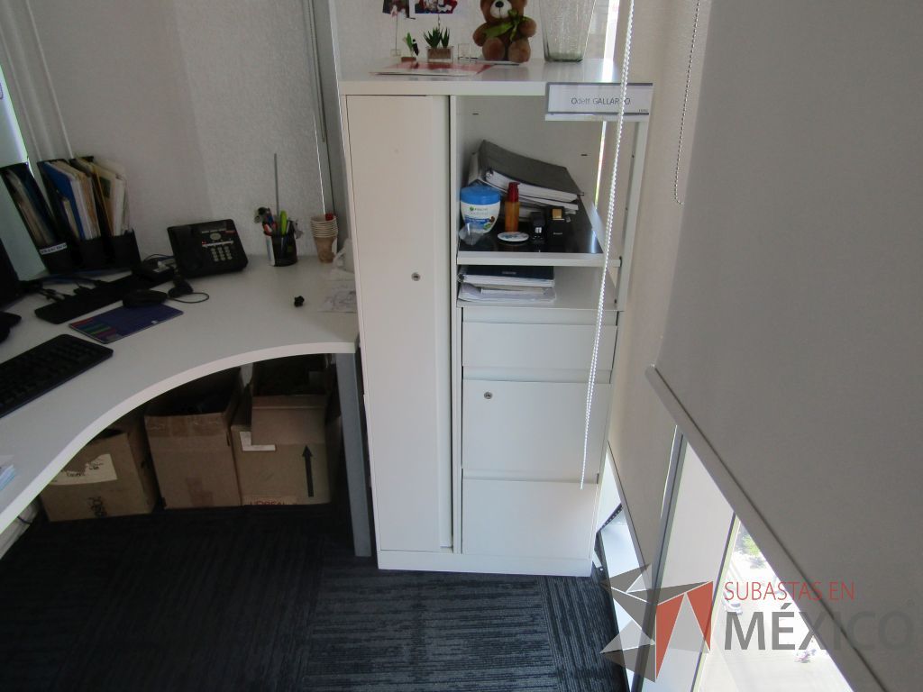 Lote 194 - Escritorio en escuadra y gabinete metálico con 3 cajones, 1 puerta y entrepaño color blanco. - Imagen 9