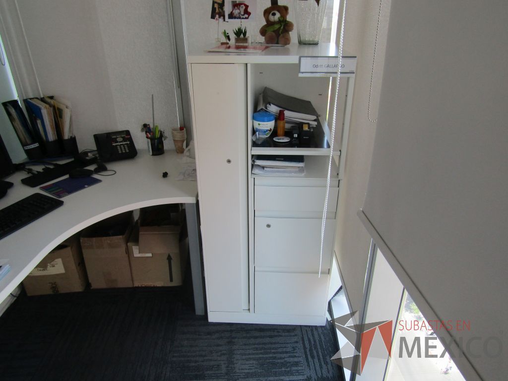 Lote 194 - Escritorio en escuadra y gabinete metálico con 3 cajones, 1 puerta y entrepaño color blanco. - Imagen 8