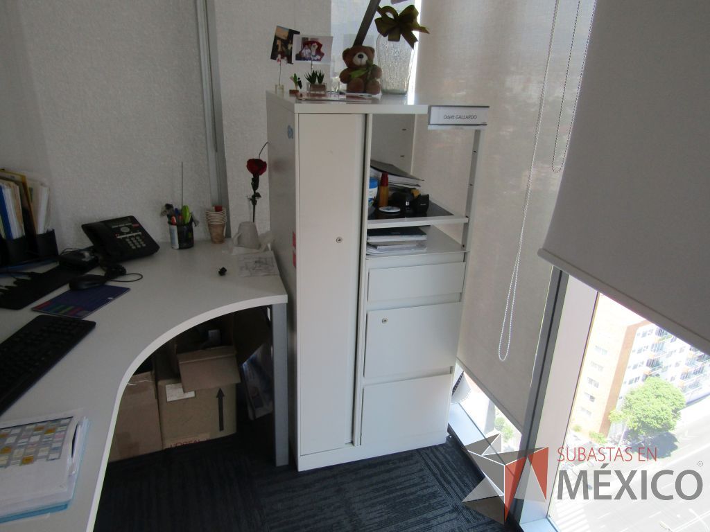 Lote 194 - Escritorio en escuadra y gabinete metálico con 3 cajones, 1 puerta y entrepaño color blanco. - Imagen 6