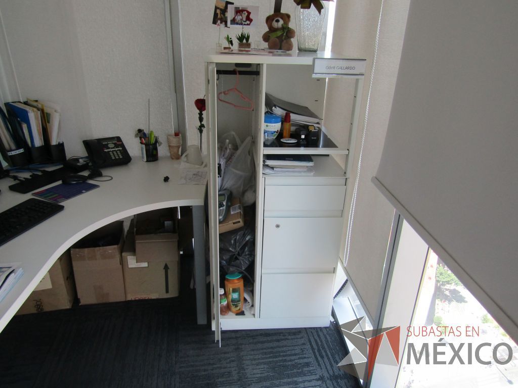 Lote 194 - Escritorio en escuadra y gabinete metálico con 3 cajones, 1 puerta y entrepaño color blanco. - Imagen 5