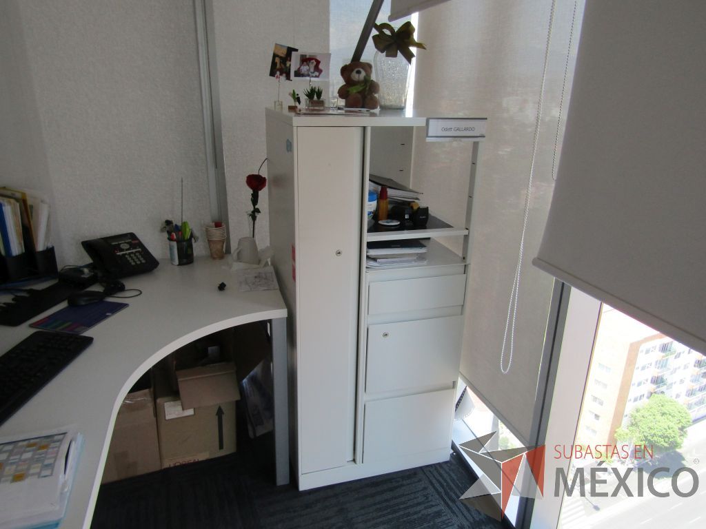 Lote 194 - Escritorio en escuadra y gabinete metálico con 3 cajones, 1 puerta y entrepaño color blanco. - Imagen 3