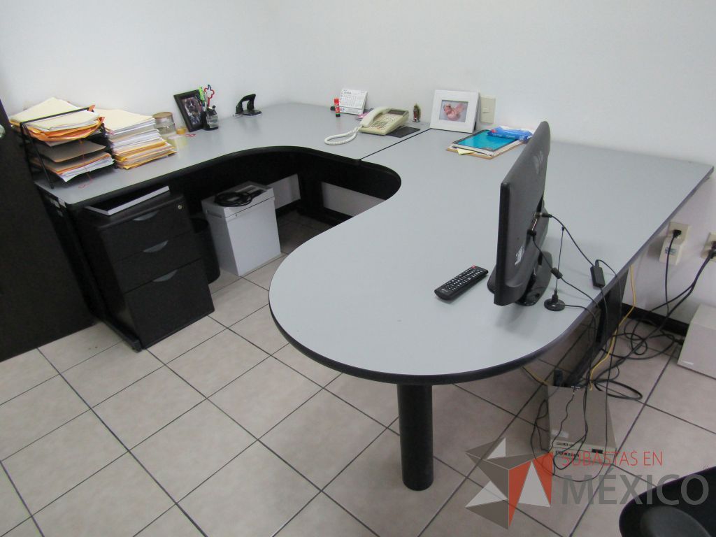 Lote 011 - Escritorio en U ,cubierta de color gris, patas metálicas y archivero