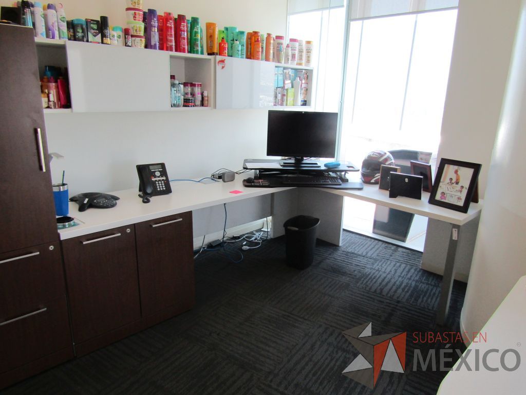 Lote 193 - Escritorio en escuadra, gabinete alto con 2 puertas y 2 cajones y 2 gavetas empotradas. - Imagen 3