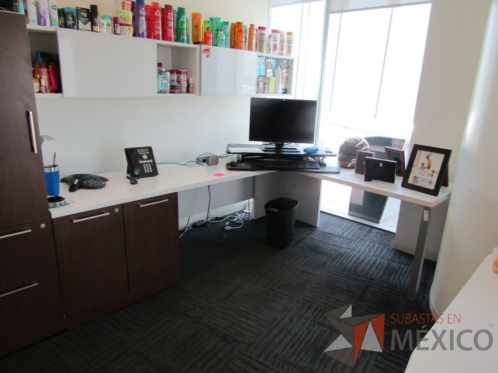 Lote 193 - Escritorio en escuadra, gabinete alto con 2 puertas y 2 cajones y 2 gavetas empotradas. - Imagen 4