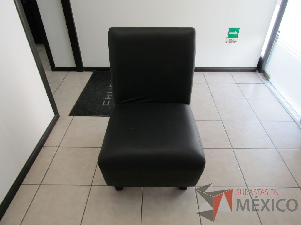 Lote 004 - 2 Sillones de una plaza tipo piel color negro.