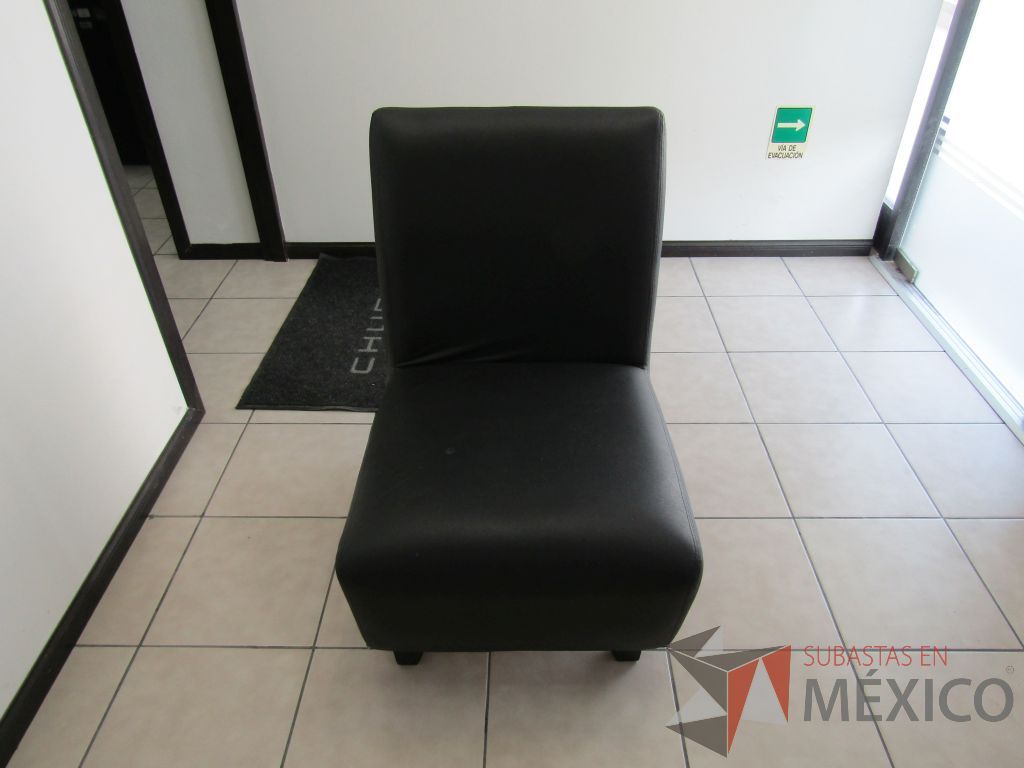 Lote 004 - 2 Sillones de una plaza tipo piel color negro. - Imagen 2