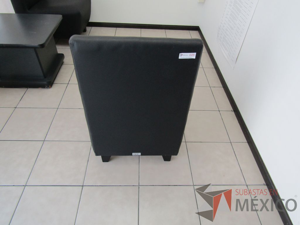 Lote 004 - 2 Sillones de una plaza tipo piel color negro. - Imagen 3