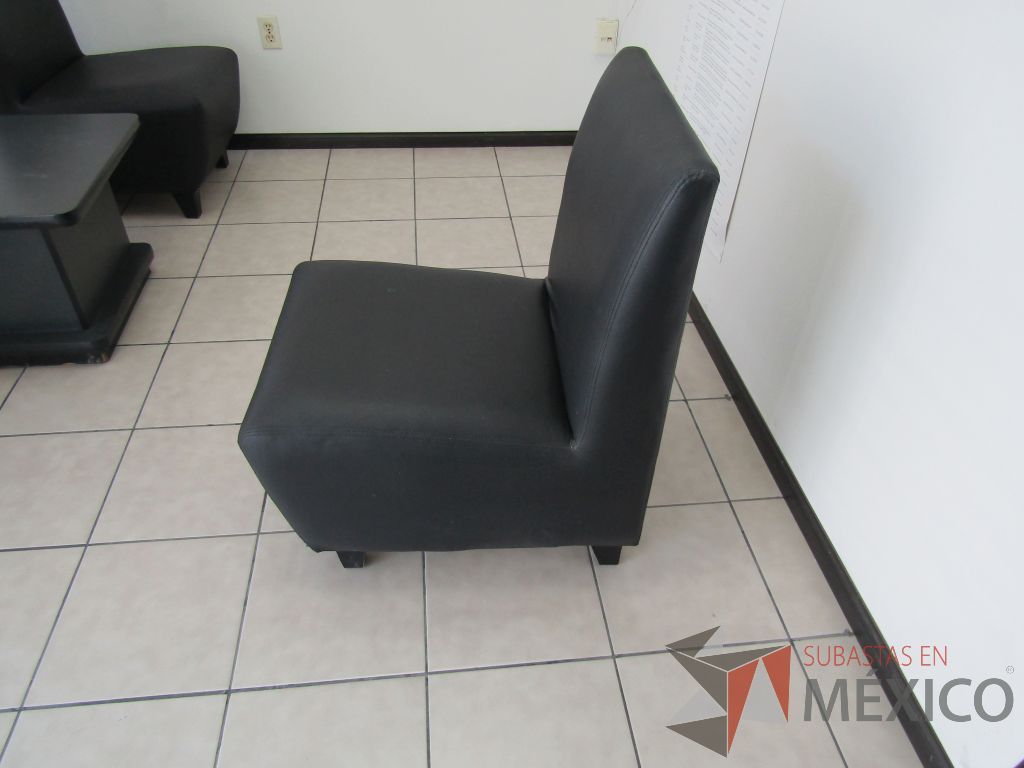 Lote 004 - 2 Sillones de una plaza tipo piel color negro. - Imagen 4