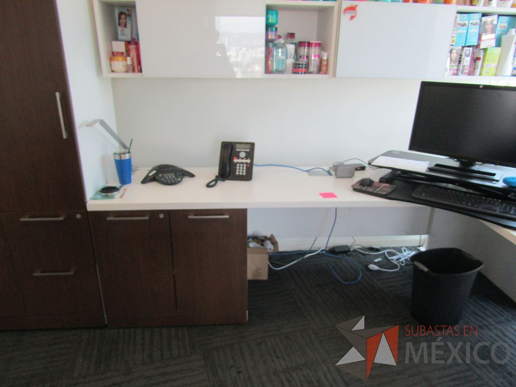 Lote 193 - Escritorio en escuadra, gabinete alto con 2 puertas y 2 cajones y 2 gavetas empotradas. - Imagen 8