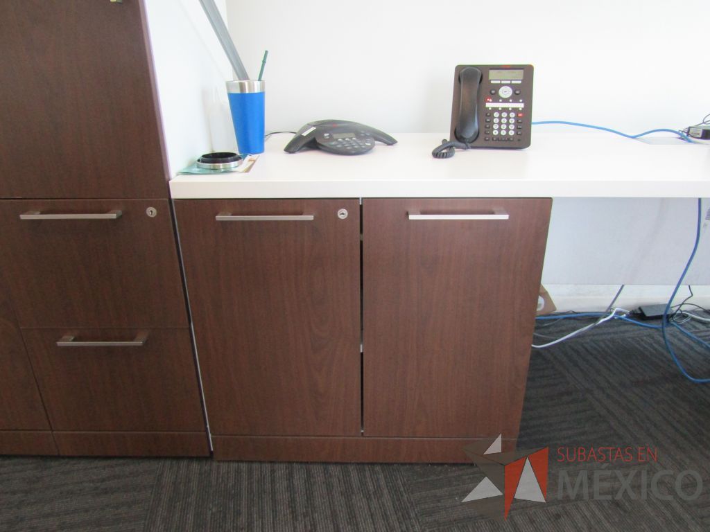 Lote 193 - Escritorio en escuadra, gabinete alto con 2 puertas y 2 cajones y 2 gavetas empotradas. - Imagen 9