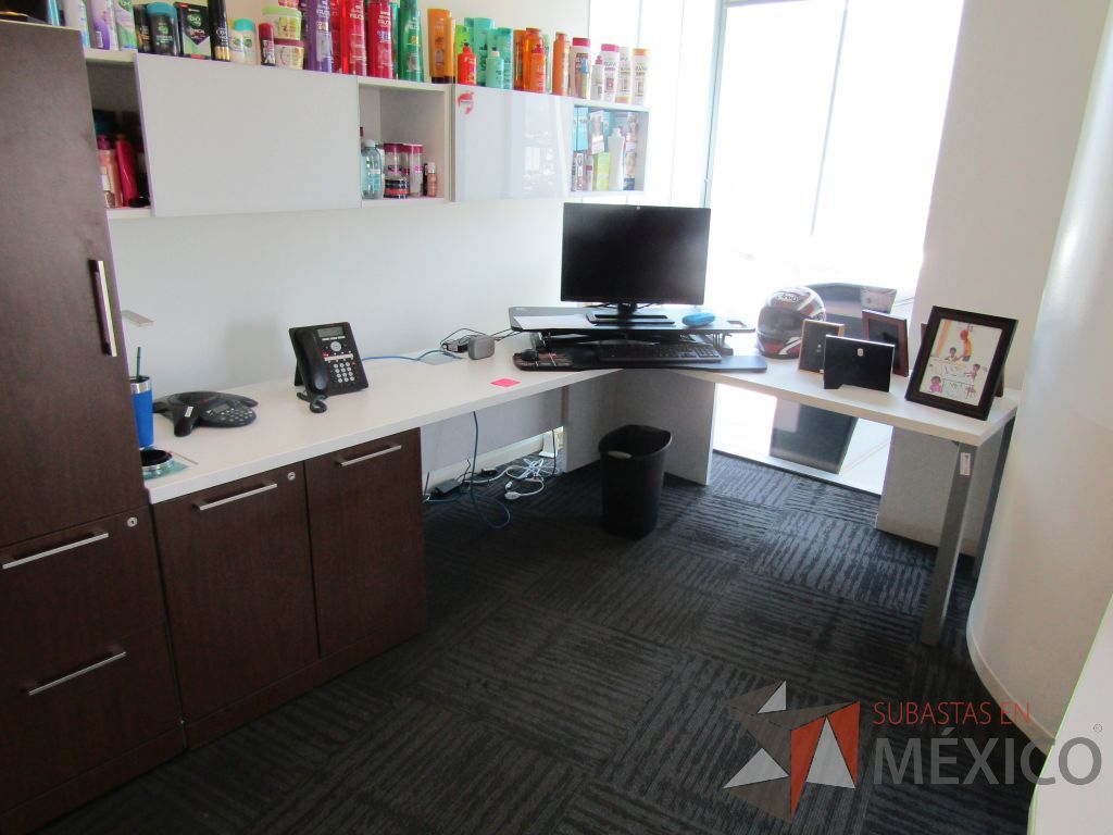 Lote 193 - Escritorio en escuadra, gabinete alto con 2 puertas y 2 cajones y 2 gavetas empotradas. - Imagen 11