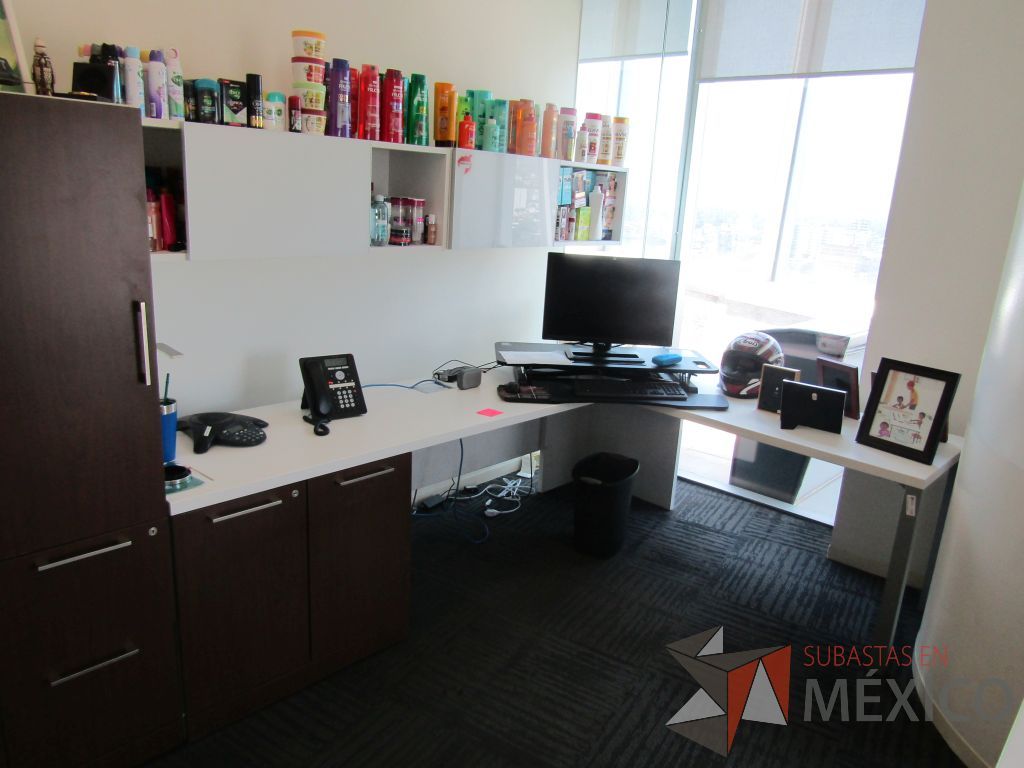 Lote 193 - Escritorio en escuadra, gabinete alto con 2 puertas y 2 cajones y 2 gavetas empotradas. - Imagen 12