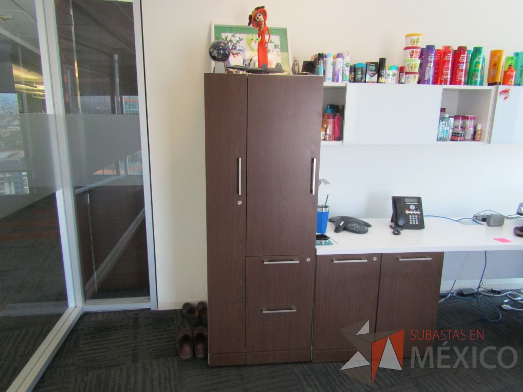 Lote 193 - Escritorio en escuadra, gabinete alto con 2 puertas y 2 cajones y 2 gavetas empotradas. - Imagen 13