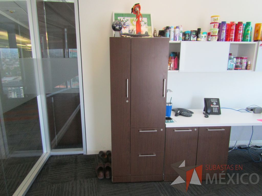 Lote 193 - Escritorio en escuadra, gabinete alto con 2 puertas y 2 cajones y 2 gavetas empotradas. - Imagen 14