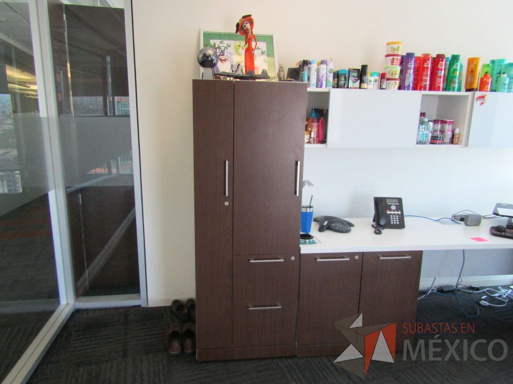 Lote 193 - Escritorio en escuadra, gabinete alto con 2 puertas y 2 cajones y 2 gavetas empotradas. - Imagen 15