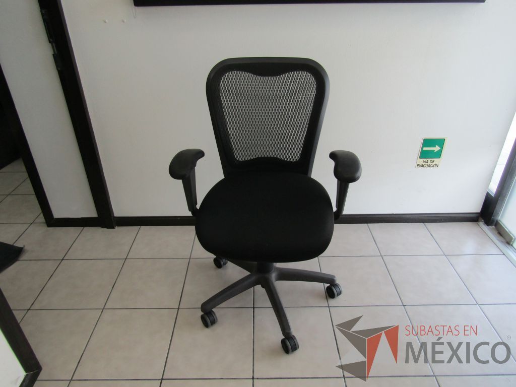 Lote 005 - 3 Sillas ejecutiva asiento de tela color negro y respaldo de malla