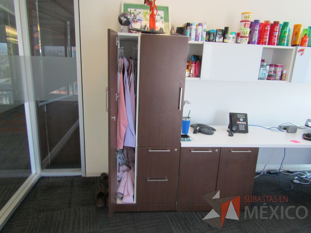Lote 193 - Escritorio en escuadra, gabinete alto con 2 puertas y 2 cajones y 2 gavetas empotradas. - Imagen 16