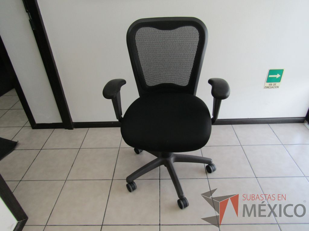 Lote 005 - 3 Sillas ejecutiva asiento de tela color negro y respaldo de malla - Imagen 2