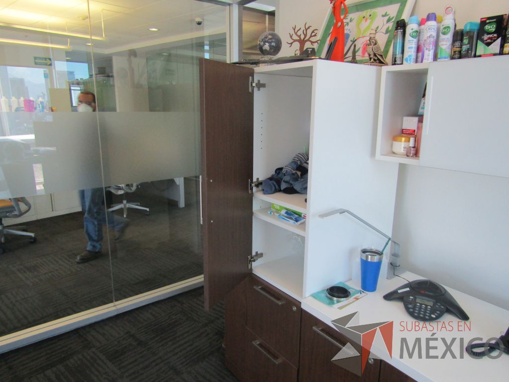 Lote 193 - Escritorio en escuadra, gabinete alto con 2 puertas y 2 cajones y 2 gavetas empotradas. - Imagen 17
