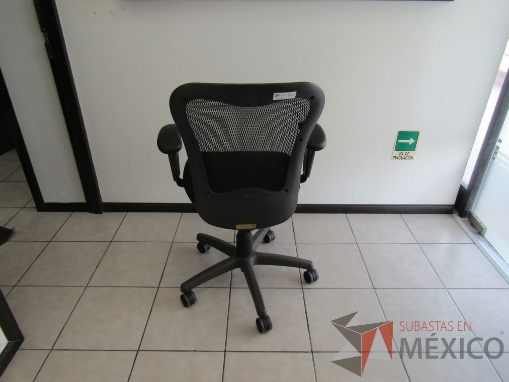 Lote 005 - 3 Sillas ejecutiva asiento de tela color negro y respaldo de malla - Imagen 3
