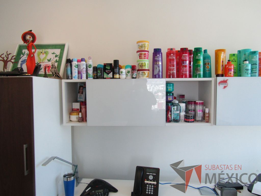 Lote 193 - Escritorio en escuadra, gabinete alto con 2 puertas y 2 cajones y 2 gavetas empotradas. - Imagen 18