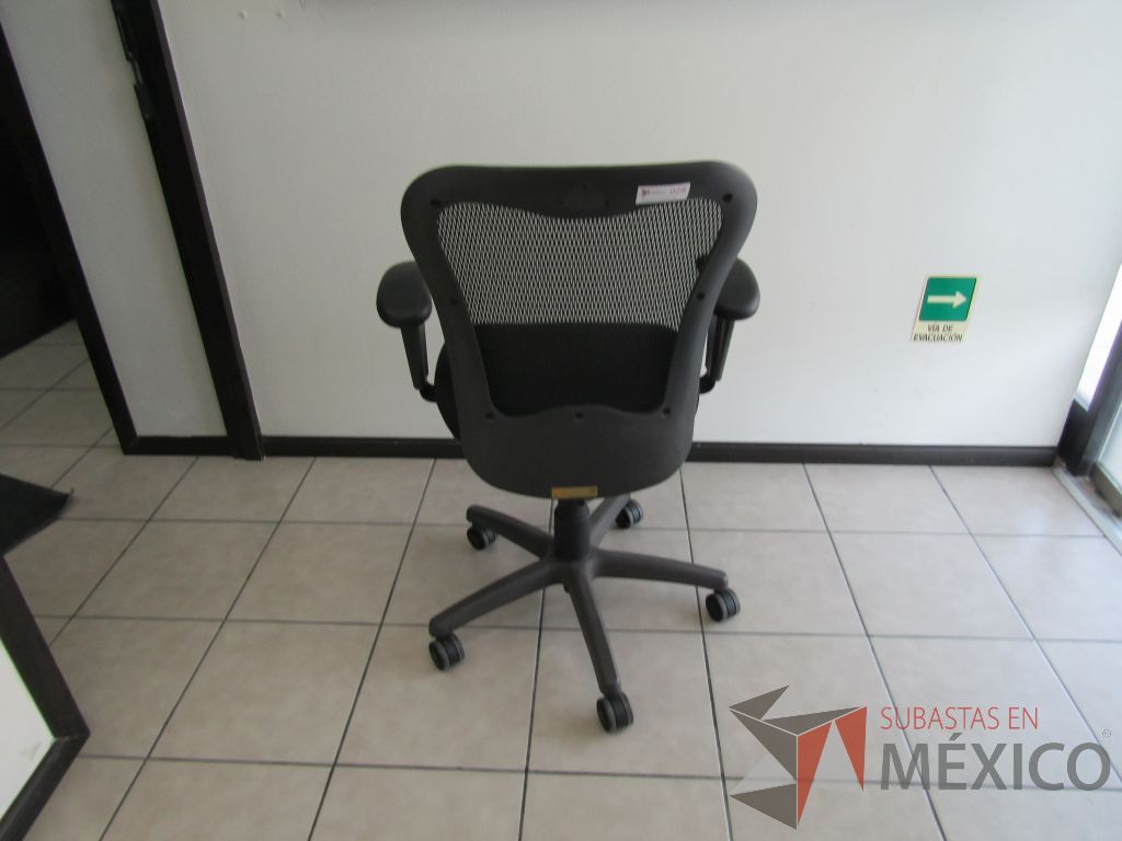 Lote 005 - 3 Sillas ejecutiva asiento de tela color negro y respaldo de malla - Imagen 4
