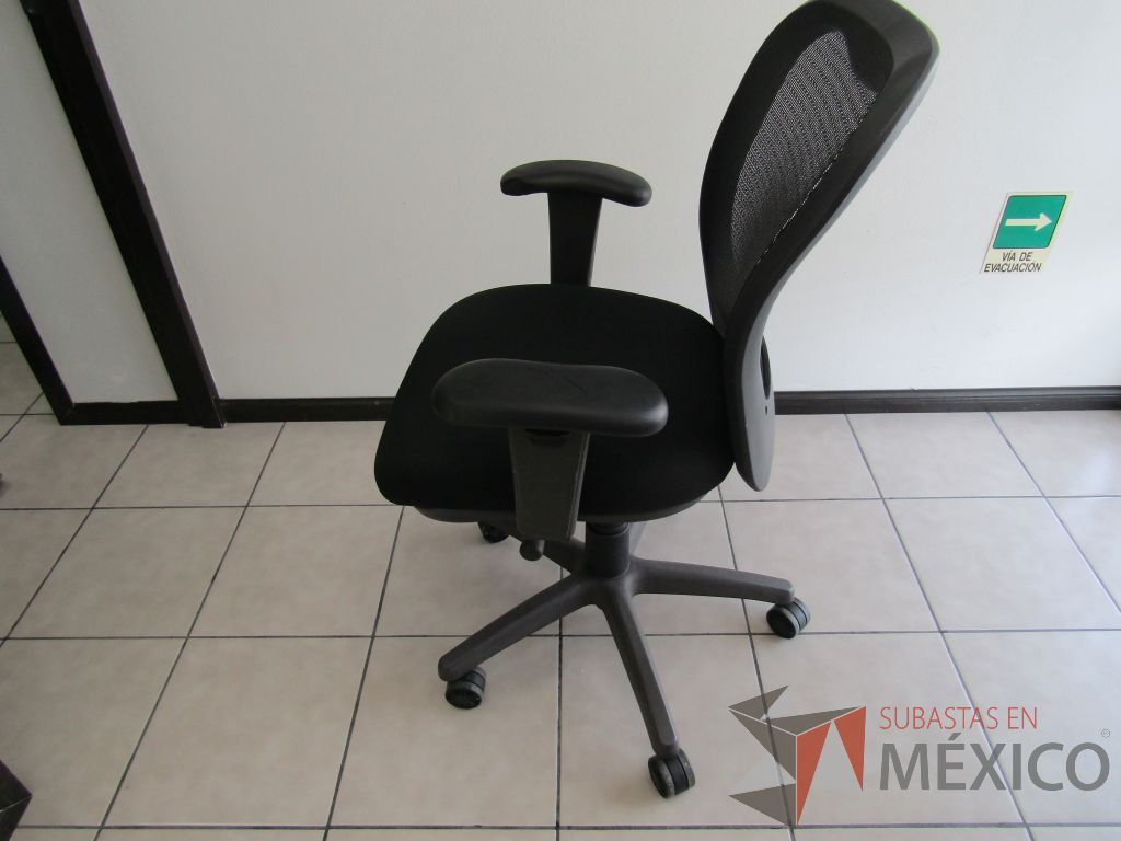Lote 005 - 3 Sillas ejecutiva asiento de tela color negro y respaldo de malla - Imagen 5