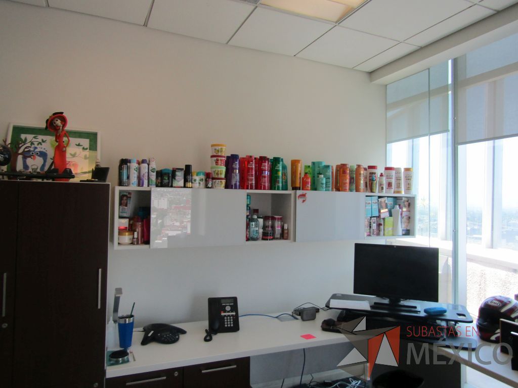 Lote 193 - Escritorio en escuadra, gabinete alto con 2 puertas y 2 cajones y 2 gavetas empotradas. - Imagen 20
