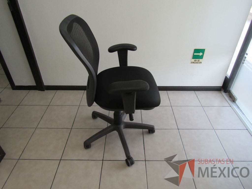 Lote 005 - 3 Sillas ejecutiva asiento de tela color negro y respaldo de malla - Imagen 6