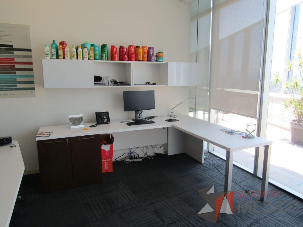 Lote 189 - Escritorio en escuadra , 1 librero con 2 entrepaños y 2 gavetas empotradas. - Imagen 2