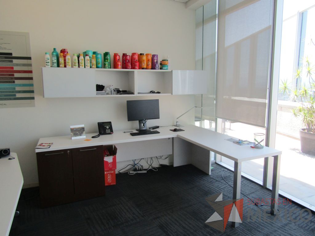 Lote 189 - Escritorio en escuadra , 1 librero con 2 entrepaños y 2 gavetas empotradas. - Imagen 3