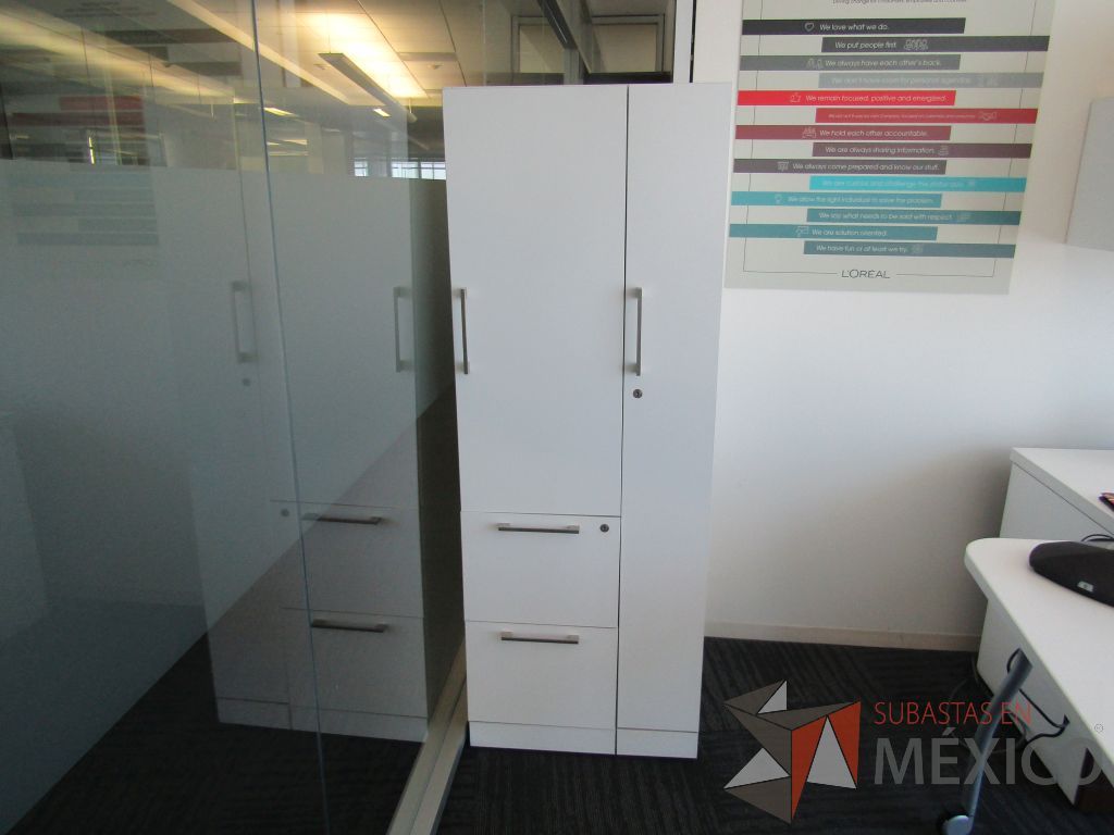 Lote 188 - Gabinete alto con 2 puertas y 2 cajones color blanco. - Imagen 2