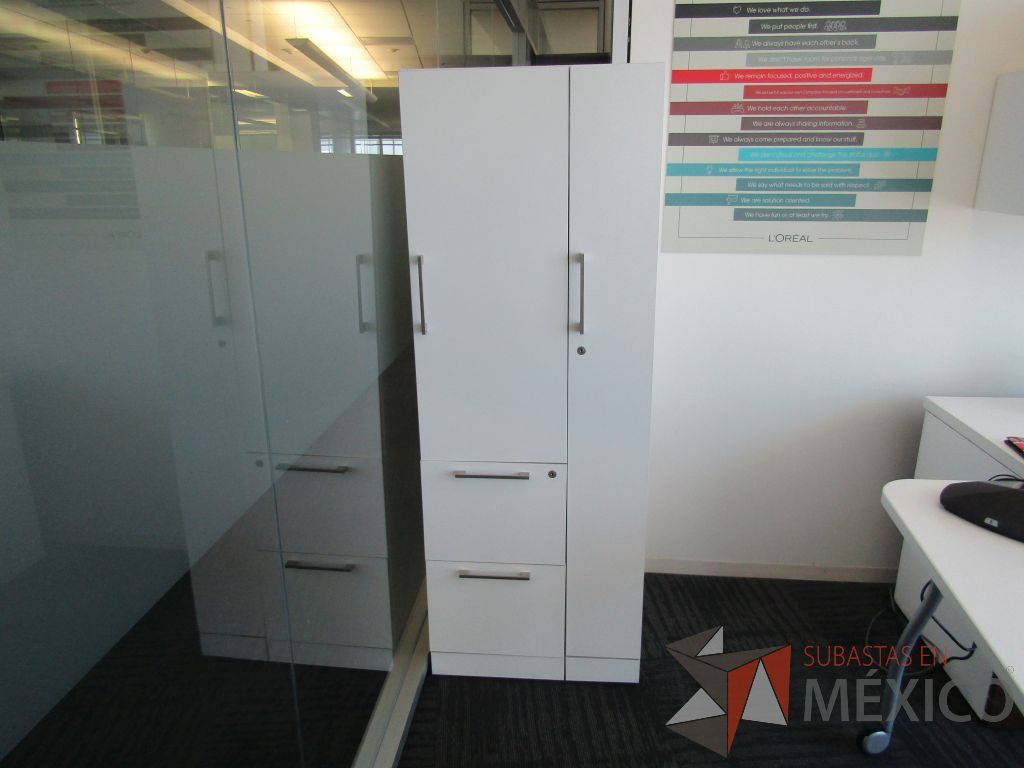 Lote 188 - Gabinete alto con 2 puertas y 2 cajones color blanco.