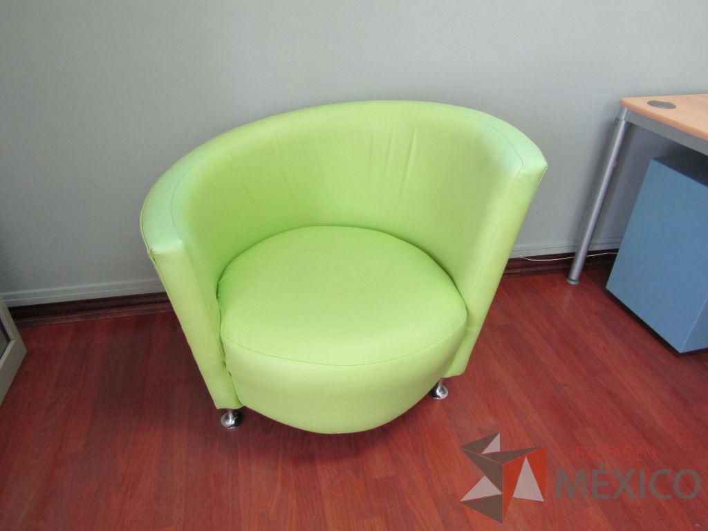 Lote 030 - 2 Sillones de 1 plaza color verde tipo piel con patas metálicas