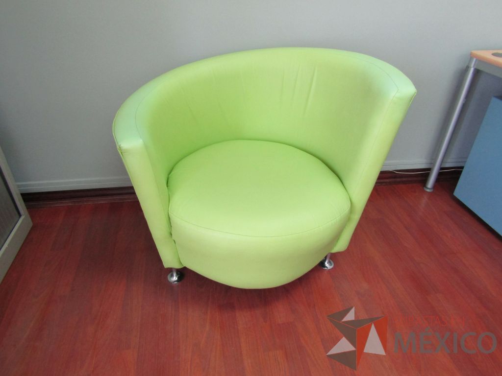 Lote 030 - 2 Sillones de 1 plaza color verde tipo piel con patas metálicas - Imagen 2