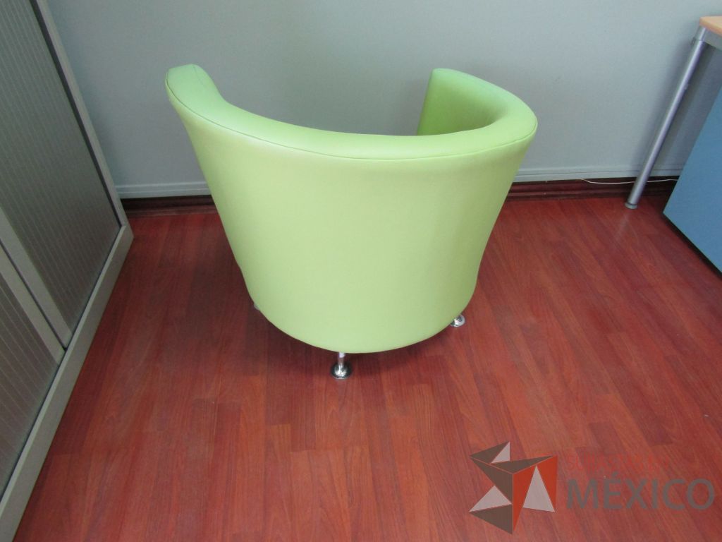 Lote 030 - 2 Sillones de 1 plaza color verde tipo piel con patas metálicas - Imagen 3