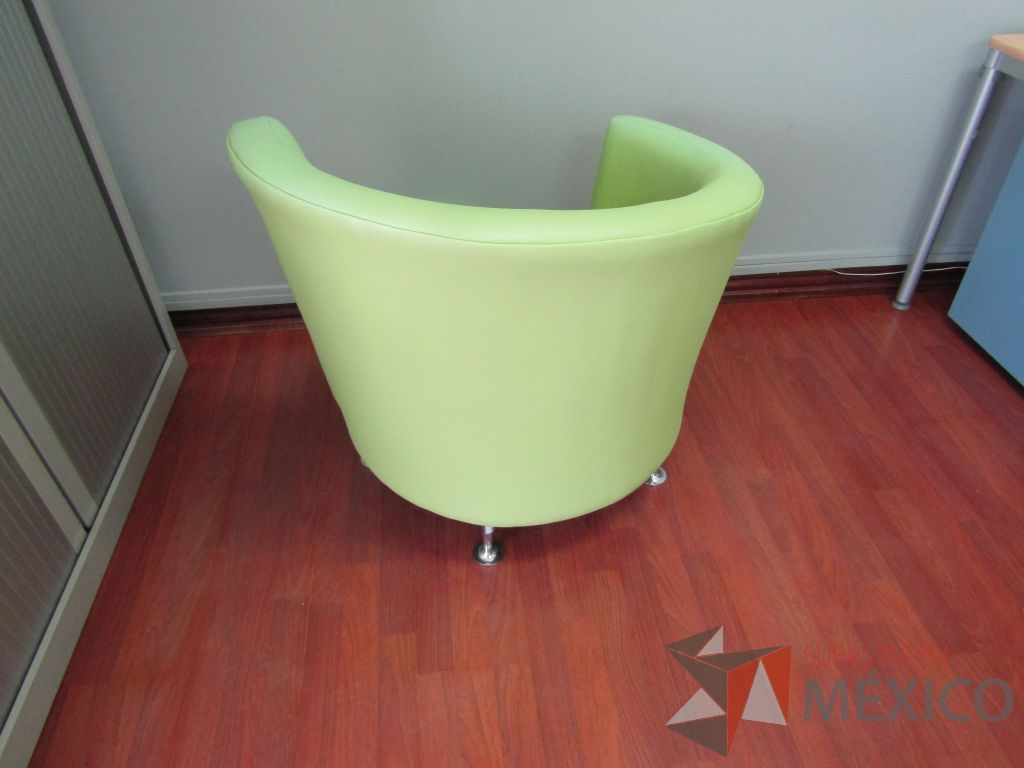 Lote 030 - 2 Sillones de 1 plaza color verde tipo piel con patas metálicas - Imagen 4
