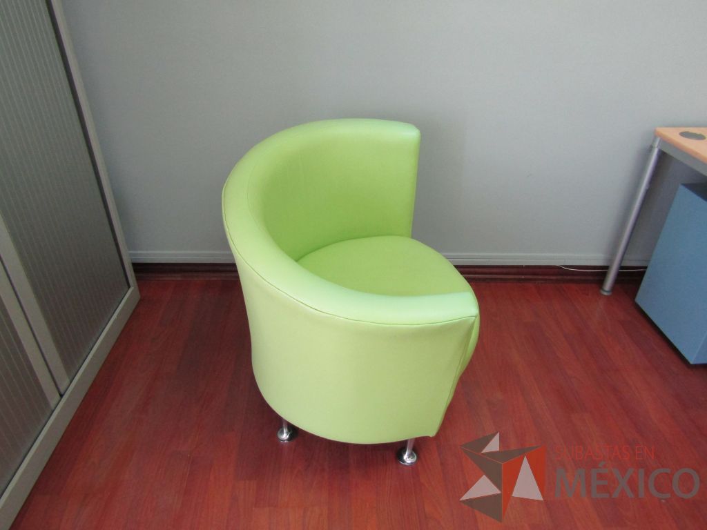 Lote 030 - 2 Sillones de 1 plaza color verde tipo piel con patas metálicas - Imagen 5