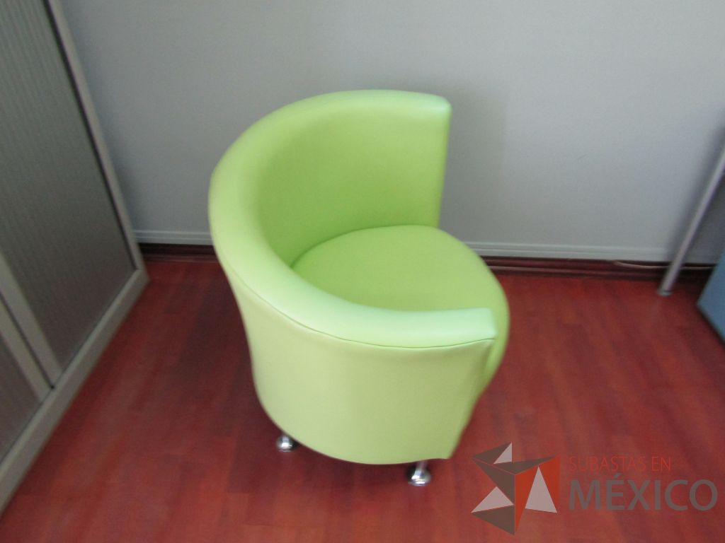 Lote 030 - 2 Sillones de 1 plaza color verde tipo piel con patas metálicas - Imagen 6