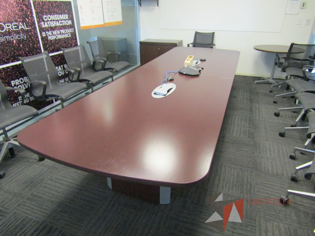Lote 005 - Mesa de sala de juntas para 10 personas con accesorios para conexión - Imagen 8