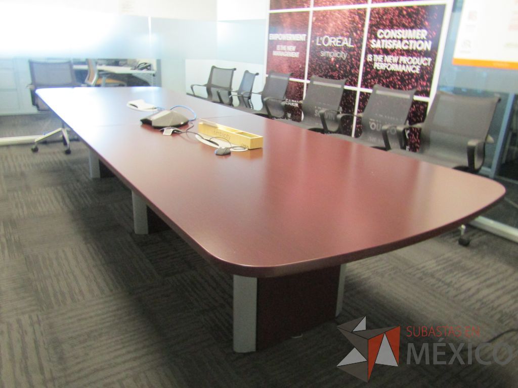 Lote 005 - Mesa de sala de juntas para 10 personas con accesorios para conexión - Imagen 9