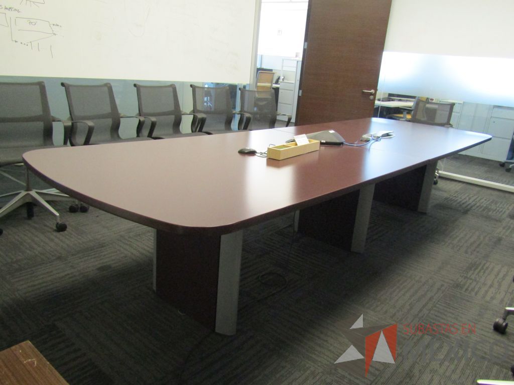 Lote 005 - Mesa de sala de juntas para 10 personas con accesorios para conexión - Imagen 11