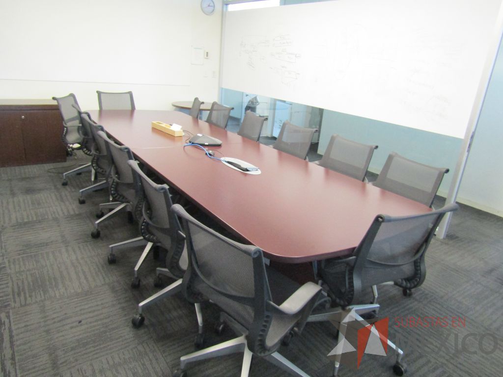 Lote 005 - Mesa de sala de juntas para 10 personas con accesorios para conexión - Imagen 13
